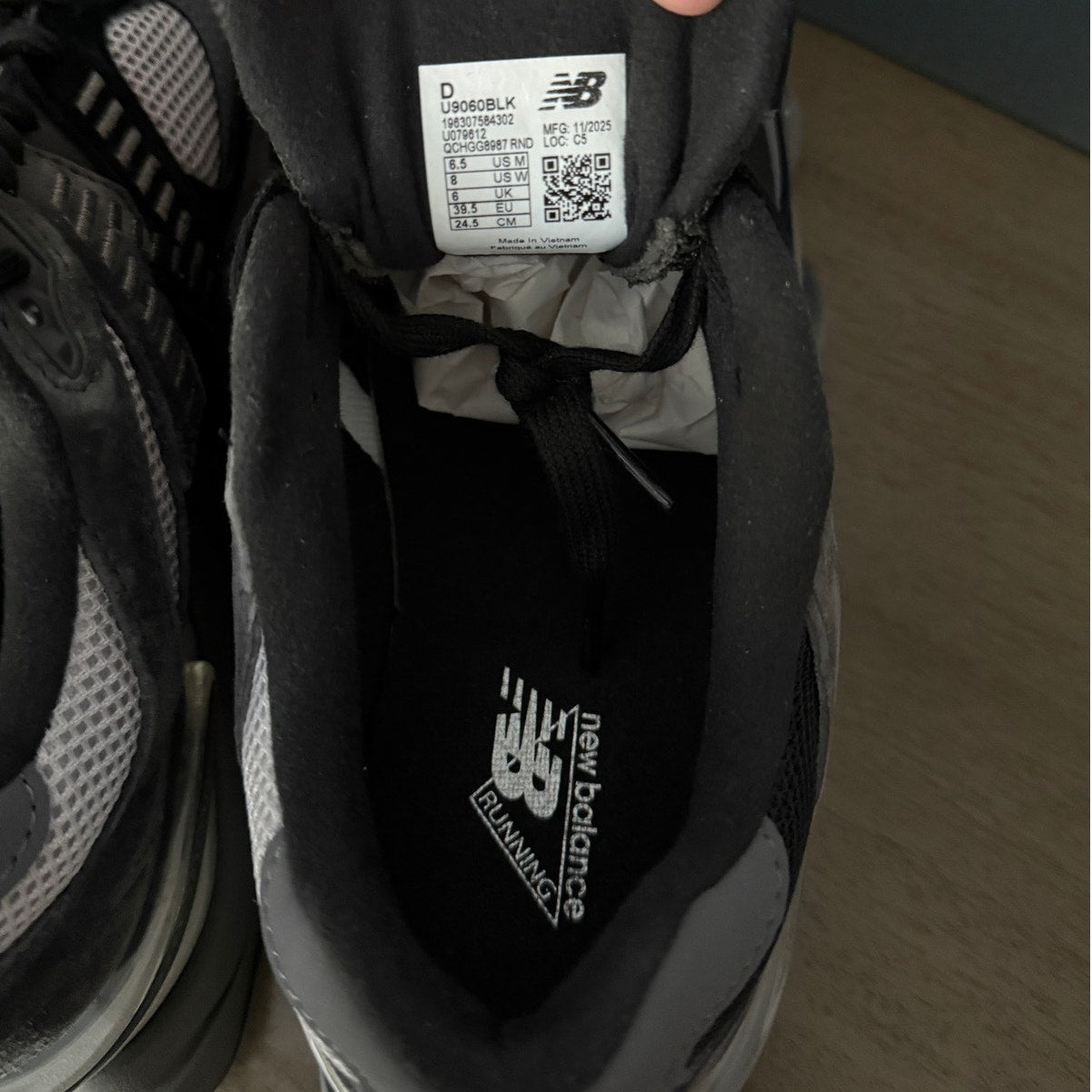 New Balance 9060 Running Lifestyle Sneakers Mens Sz 6.5 /Womens 8 Black/Gray NIB