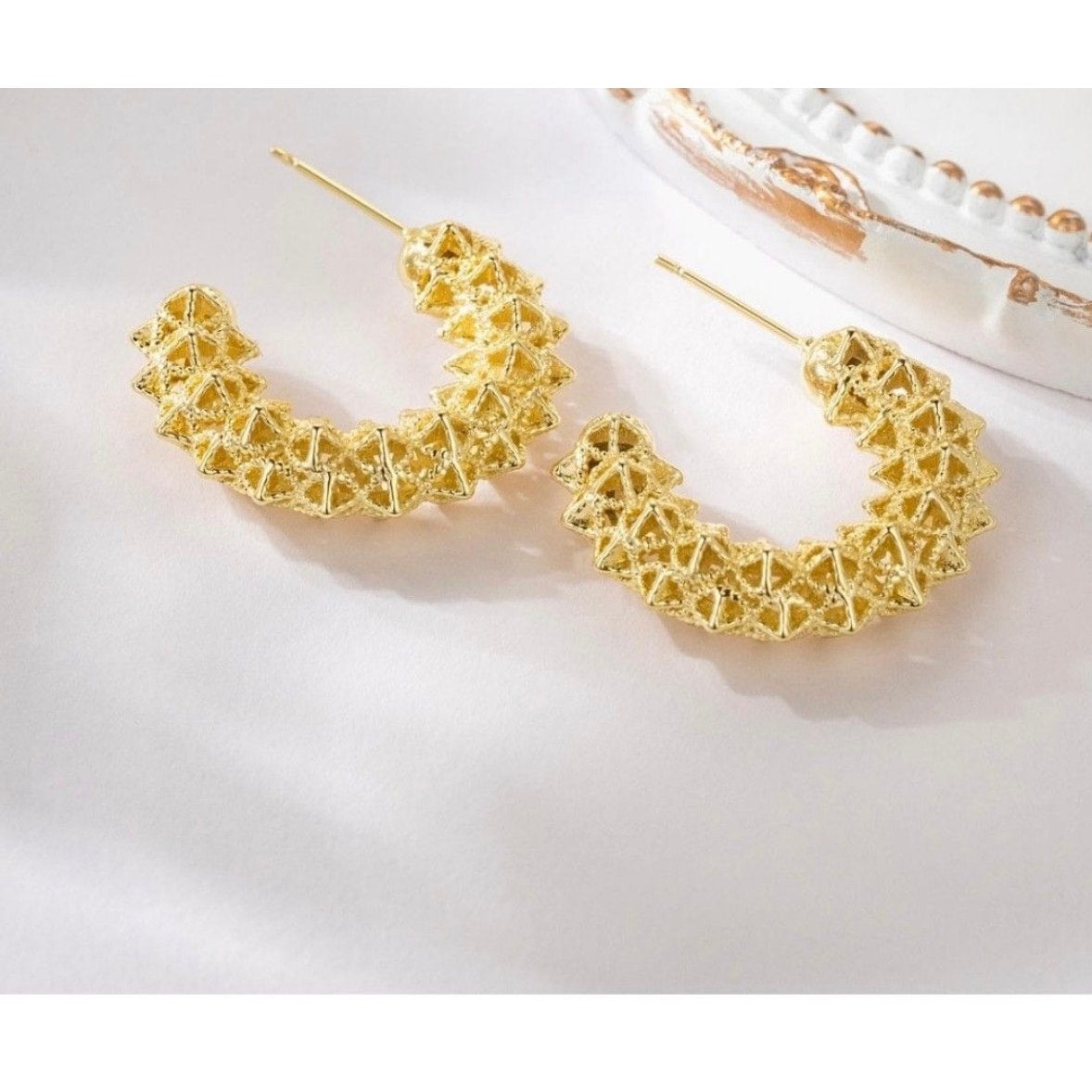 Al&Tiffy 14K Gold Hollow Thick Hoop Stud Earrings Geometric Lattice Design